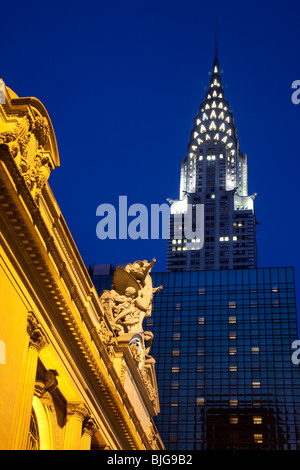 Dämmerung am Grand Central Station mit dem Chrysler Building überragt, New York City USA Stockfoto