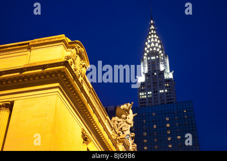 Dämmerung am Grand Central Station mit dem Chrysler Building überragt, New York City USA Stockfoto