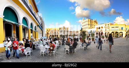 Panoramablick auf der Freiluft-Café in Alt-Havanna "Plaza Vieja", Kuba. Stockfoto