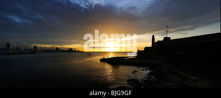 Panorama Blick auf "el Morro" Festung Leuchtturm Silhouette in Havanna Bucht Eingang bei Sonnenuntergang Stockfoto