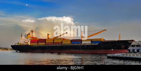 Panoramablick auf Container-Frachter angedockt in Havanna Bucht bei Sonnenuntergang Stockfoto