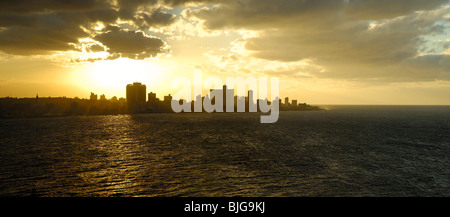 Panoramablick über Havanna Skyline bei Sonnenuntergang Stockfoto