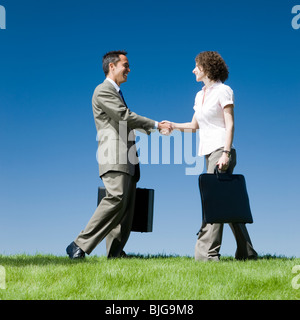 Geschäftsleute, die Hände schütteln Stockfoto