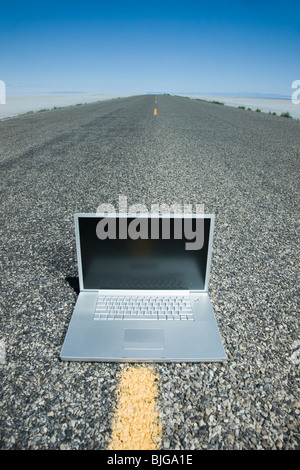 Laptop in der Mitte der Autobahn Stockfoto