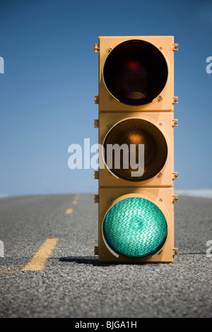 Ampel in der Mitte der Autobahn Stockfoto