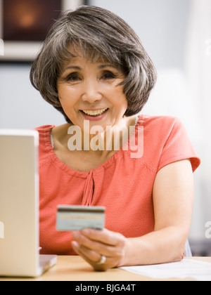 ältere Frau, Online-shopping Stockfoto