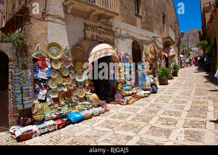 Souvenirläden und sizilianische Keramik Érice, Erice, Sizilien stock Fotos. Stockfoto