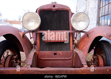 Eine verrostete Bauernhof-Kfz-Kennzeichen auf einem Rost, Oldtimer in Nebraska USA. Stockfoto