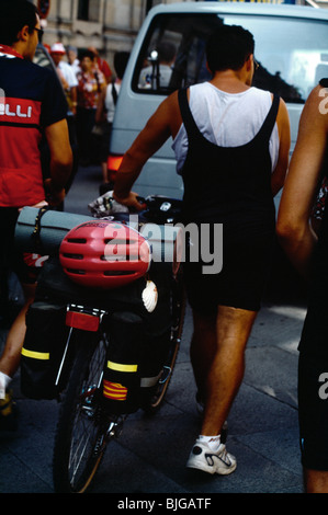 Galizien Spanien Santiago De Compostela Pilger mit Jakobsmuschel auf seinem Fahrrad Pilgerweg Camino De Santiago Stockfoto