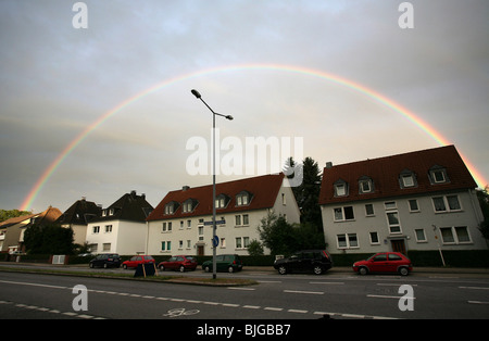 Regenbogen über Häuser, Mülheim an der Ruhr, Deutschland Stockfoto