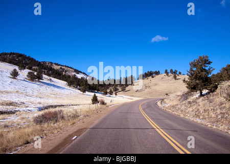 Eine Straße schlängelt sich durch die Rocky Mountains in Colorado, USA. Stockfoto