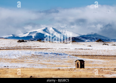 Was scheint ein Plumpsklo in der Mitte von nirgendwo, Colorado, USA. Stockfoto