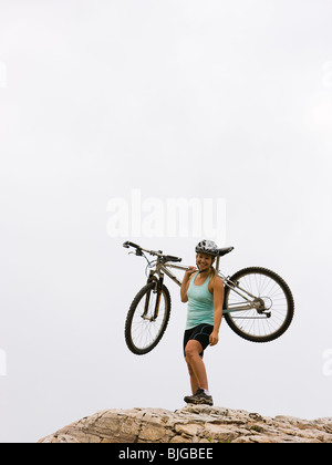 Mountainbiker auf einem Felsenrücken Stockfoto