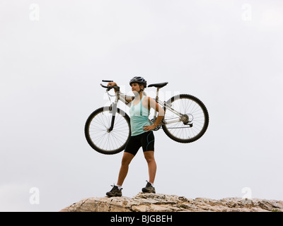 Mountainbiker auf einem Felsenrücken Stockfoto