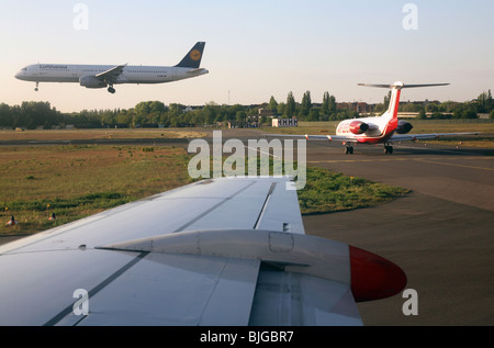 Flugzeuge auf der Landebahn des Flughafen Tegel, Berlin, Deutschland Stockfoto