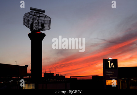 Radar am Flughafen Heathrow, London, Großbritannien Stockfoto