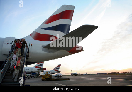 Ausschiffung von British Airways Flugzeuge am Flughafen Heathrow, London, Großbritannien Stockfoto