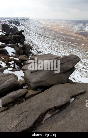 Winter am Nordrand der Kinder Scout in der Peak District National Park, Derbyshire, UK. Heather in der Ferne brennen Stockfoto