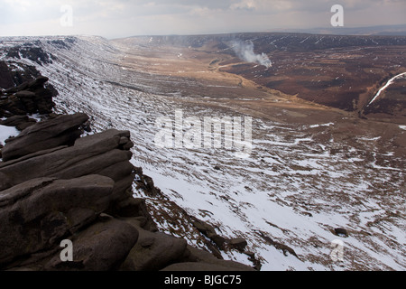 Winter am Nordrand der Kinder Scout in der Peak District National Park, Derbyshire, UK. Heather in der Ferne brennen Stockfoto