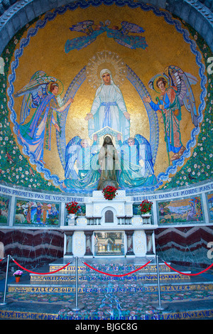 Mosaik auf dem Vorplatz der Rosenkranzbasilika, Lourdes Stockfoto