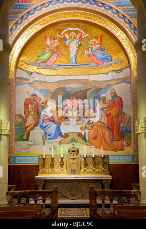 Innenraum der Rosenkranzbasilika, Lourdes Stockfoto