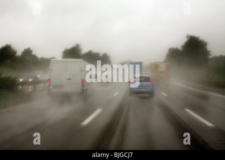 Verkehr bei schlechter Sicht, München, Bayern Stockfoto