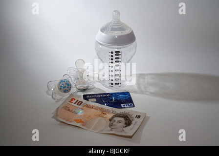 Babyflasche mit Kreditkarte und UK-Geld, um die Kosten für ein Kind und Kinder illustrieren Stockfoto