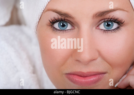 Studioportrait für ein schönes blond Haaren blauen Augen weibliche Modell trägt ein weißes Gewand Frottee-hautnah Stockfoto