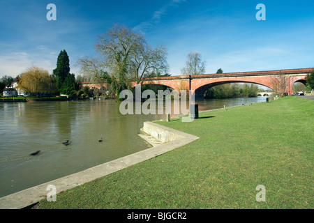 Eisenbahnbrücke über den Fluss Themse in Maidenhead, Berkshire, Großbritannien Stockfoto