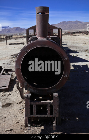 Friedhof in der Nähe der größeren führenden Welt Etagen des Salz - Salar de Uyuni, Bolivien, Südamerika zu trainieren Stockfoto