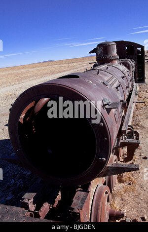 Friedhof in der Nähe der größeren führenden Welt Etagen des Salz - Salar de Uyuni, Bolivien, Südamerika zu trainieren Stockfoto