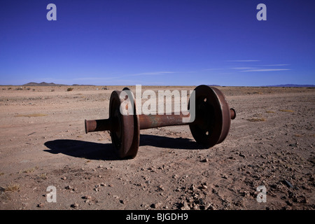 Räder und Achse auf dem Zug-Friedhof in der Nähe von den größeren führenden Welt Etagen des Salz - Salar de Uyuni, Bolivien, Südamerika Stockfoto