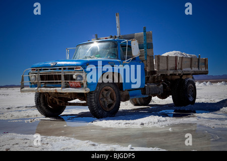LKW Jeep (4 x 4) sammeln Salz in dem Salar de Uyuni Wüste Potosí Abteilung Altiplano Süd Lipez Bolivien Südamerika Stockfoto