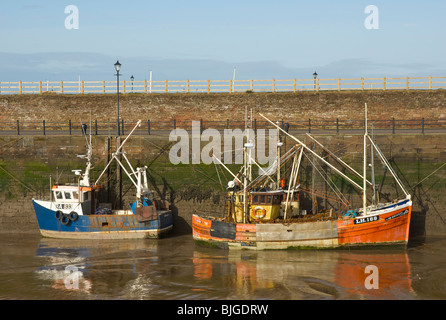 Angelboote/Fischerboote bei Ebbe in Maryport Hafen West Cumbria, England UK Stockfoto