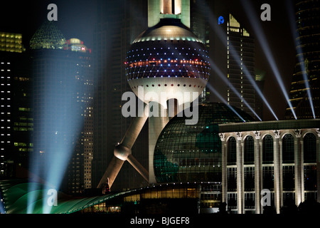 Shanghais moderne Ostseite, Pudong Area von jenseits des Flusses gesehen. Oriental Pearl Tower in der Mitte. Stockfoto