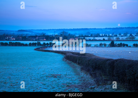 Der Mond legt fest, wie Dämmerung über die Chiltern Hills in der Nähe von Hambleden Dorf mit Blick auf Mühle Ende und die Themse, Buck kommt Stockfoto