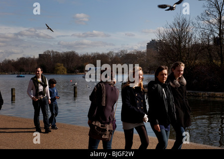 Menschen zusammenkommen, um im Hyde Park, London zu Fuß. Stockfoto