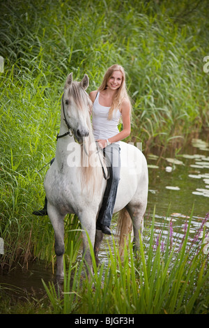 junge Frau auf reines Spanisch gezüchtete Pferd Stockfoto