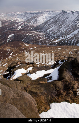 Winter am Nordrand der Kinder Scout in der Peak District National Park Derbyshire.Looking über Fairbrook aus Fairbrook Naze Stockfoto