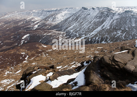 Winter am Nordrand der Kinder Scout in der Peak District National Park Derbyshire.Looking über Fairbrook aus Fairbrook Naze Stockfoto