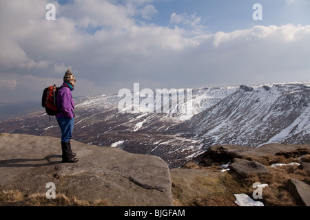 Winter am Nordrand der Kinder Scout in der Peak District National Park Derbyshire.Looking über Fairbrook aus Fairbrook Naze Stockfoto