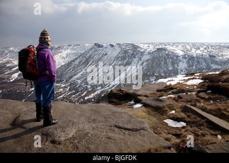 Winter am Nordrand der Kinder Scout in der Peak District National Park Derbyshire.Looking über Fairbrook aus Fairbrook Naze Stockfoto