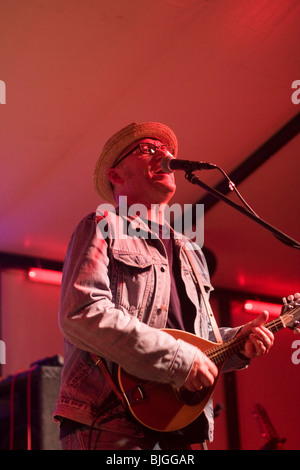 Komiker Adrian Edmondson führt mit seiner Band The schlechten Hirten auf dem Hachfest Festival in Suffolk. Stockfoto