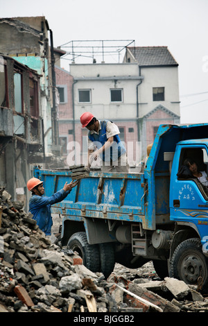 Bauarbeiter, um Platz für neue Hochhäuser, die älteren Wohngebieten Shanghais übernehmen werden. Stockfoto