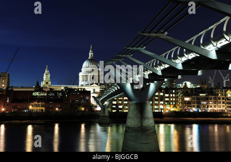 Horizontales Bild Ansicht von St. Pauls Cathedral und die Millennium Bridge und Stadt bei Nacht London England Stockfoto