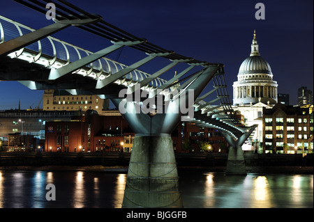 Horizontales Bild Ansicht von St. Pauls Cathedral und die Millennium Bridge und Stadt bei Nacht London England Stockfoto