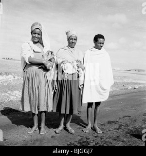 Äthiopien, 1950er Jahre. Eine Fotografie von J Allan Cash von drei lokalen Menschen stehen barfuß auf Weg in Debre Berhan. Stockfoto