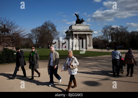 Touristen in der Nähe von Verfassung Arch (Wellington Arch), ein Denkmal für den Herzog von Wellington, eine ursprüngliche grand Eingang in London Stockfoto