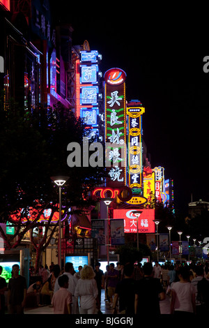 Nanjing Road in der Nacht, Shanghai, China Stockfoto