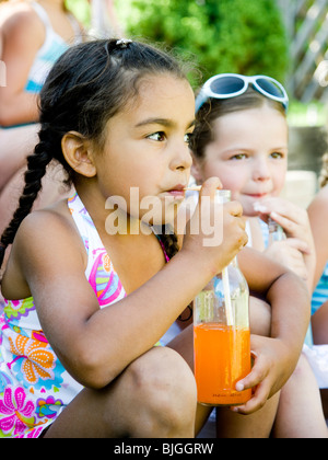 Mädchen trinken eine Cola Stockfoto